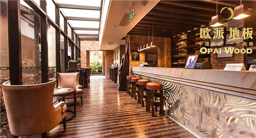 在木地板襯托下,餐廳成為一個亮點