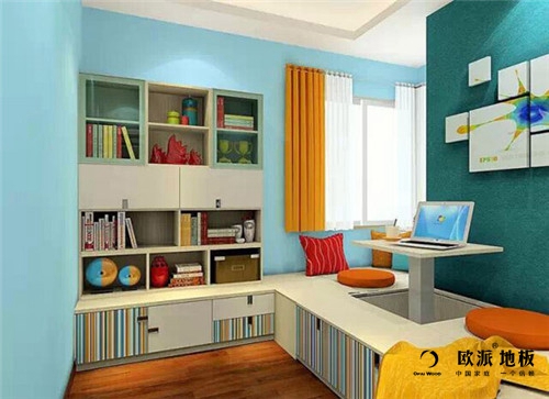 地板竟然成孩子的畫板......